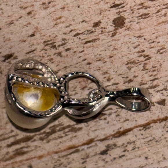 14kt White Gold Freshwater Pearl Diamond pendant - Picture 7 of 8